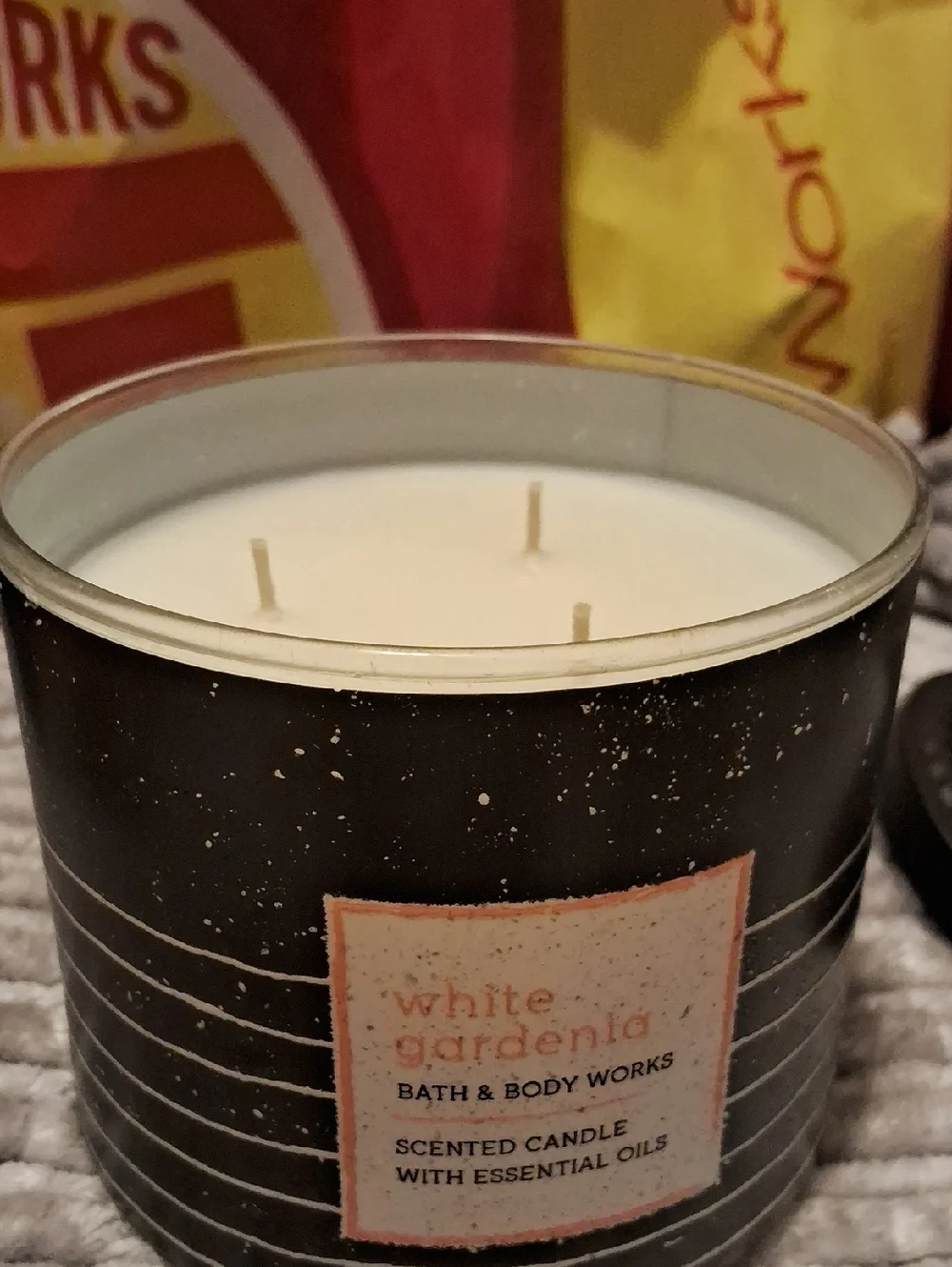 Bath & Body Works White Gardenia Scented Candle - Black Jar with White Label - Picture 3 of 3